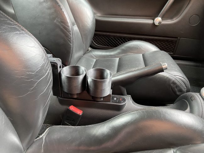 open cupholders with a fitted arm rest Audi TT 8n