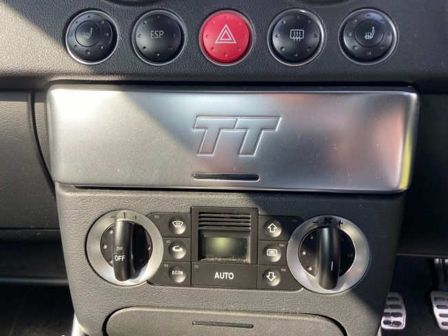 Closed Audi TT 8N Stereo Flap